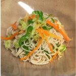 せん切り野菜のサラダもちむぎ麺