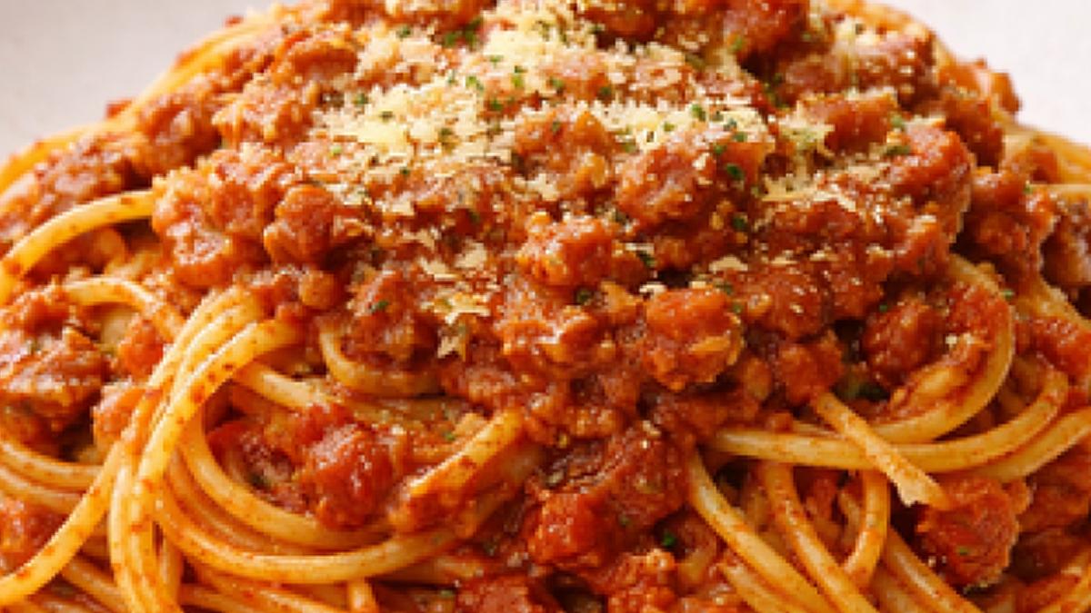 もち⻨麺のボロネーゼパスタ